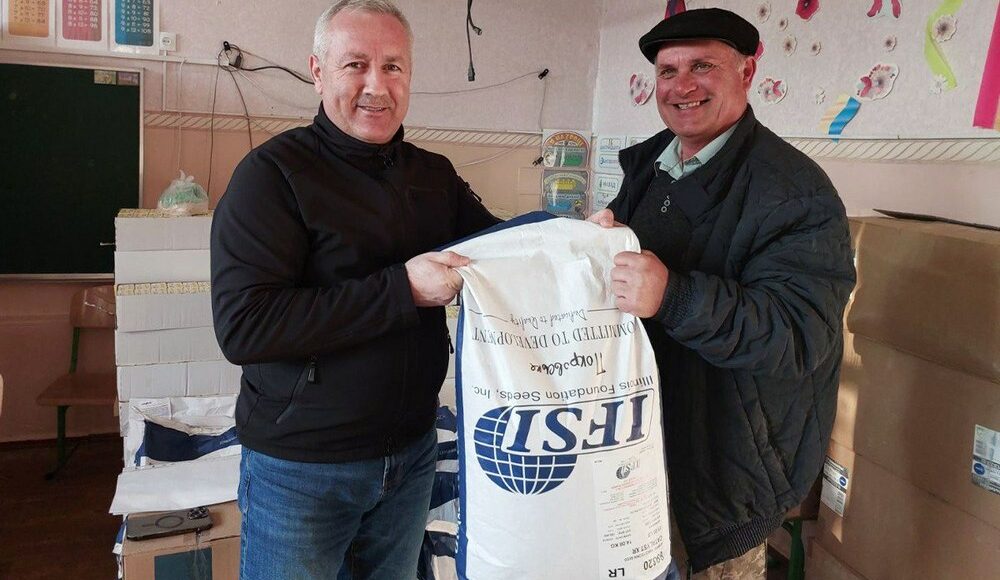 Мешканці Донеччини отримали гуманітарну допомогу за підтримки USAID у вигляді насіння овочевих культур (фото)