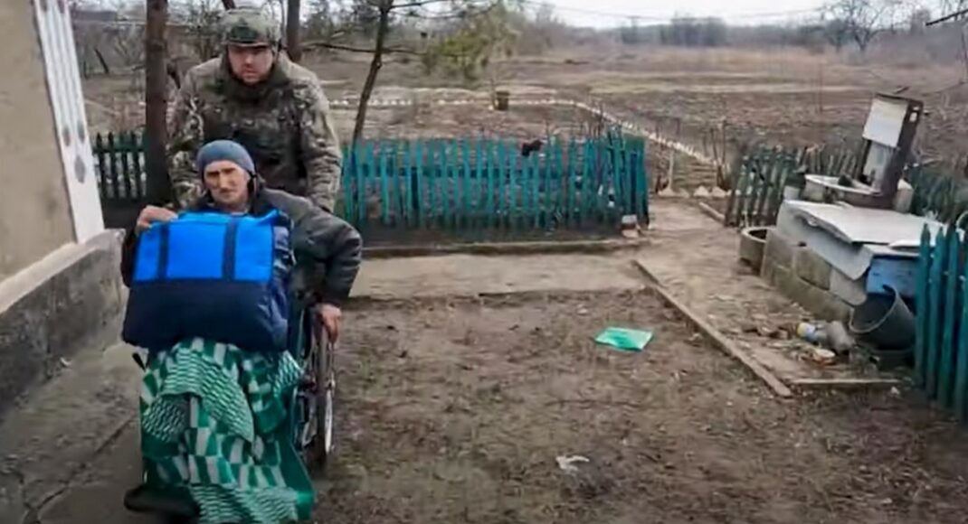 "Белые ангелы" спасли раненого жителя села Константиновка, который пережил два прилета в свой дом (видео)