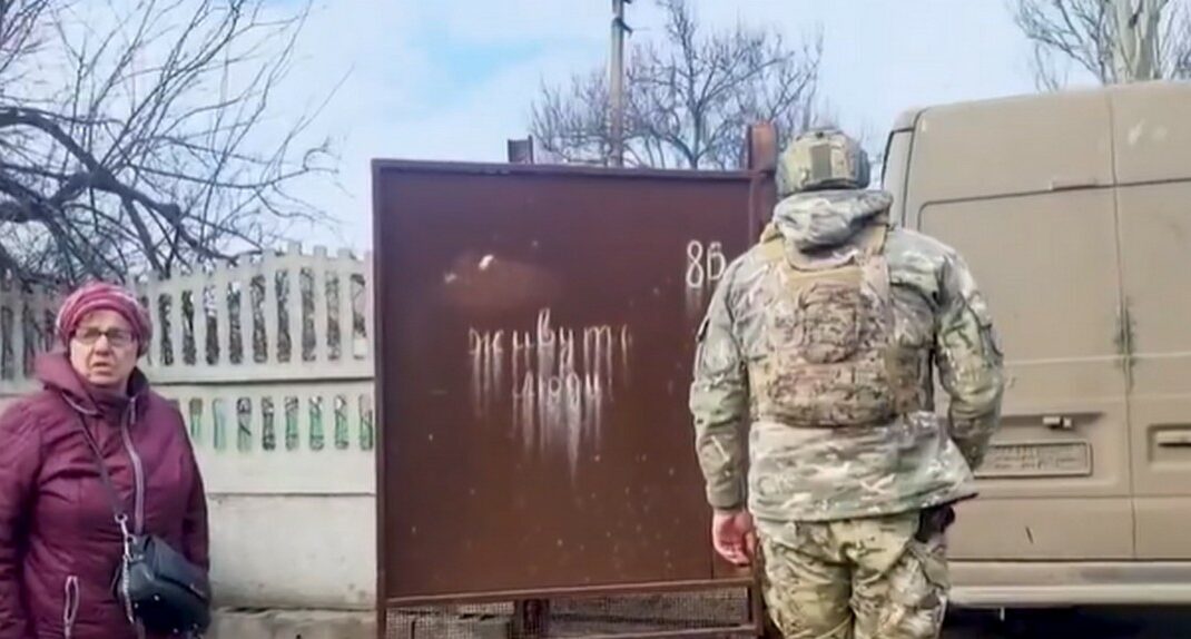 Под вражеским обстрелом "белые ангелы" эвакуировали из Марьинской громады в Донецкой области супругов (видео)