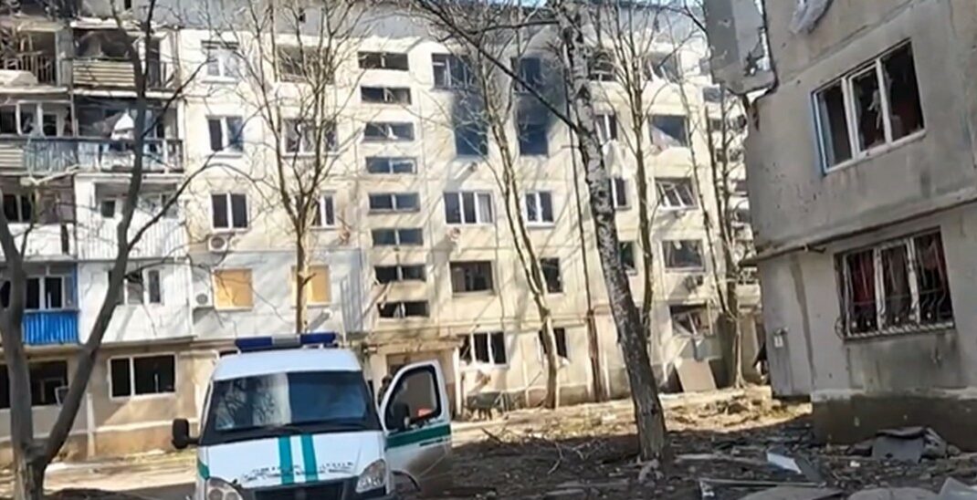 Российские войска сбросили бомбу КАБ-1500 на жилую пятиэтажку Красногоровки в Донецкой области (видео)