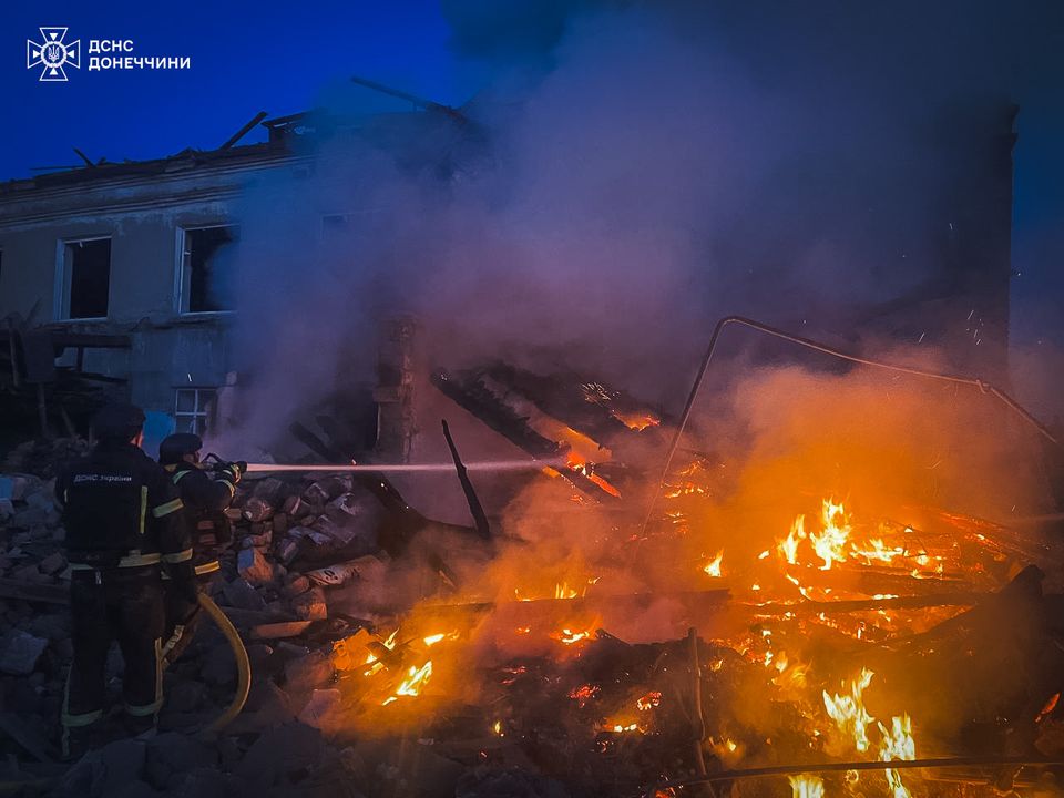 Рятувальники Донеччини ліквідували наслідки обстрілу у Покровському районі: горів навчальний заклад (фото)