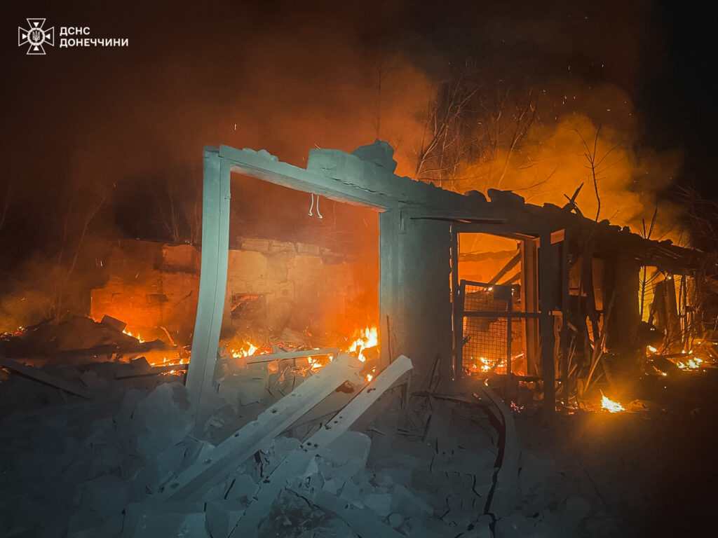 Рятувальники Донеччини ліквідували наслідки обстрілу у Покровському районі: горів навчальний заклад (фото)