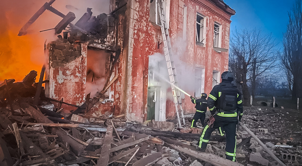 Рятувальники Донеччини ліквідували наслідки обстрілу міста Гірник Покровського району (фото)
