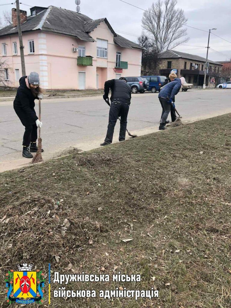 Дружківчани допомагають комунальникам з весняним благоустроєм громади (фото)