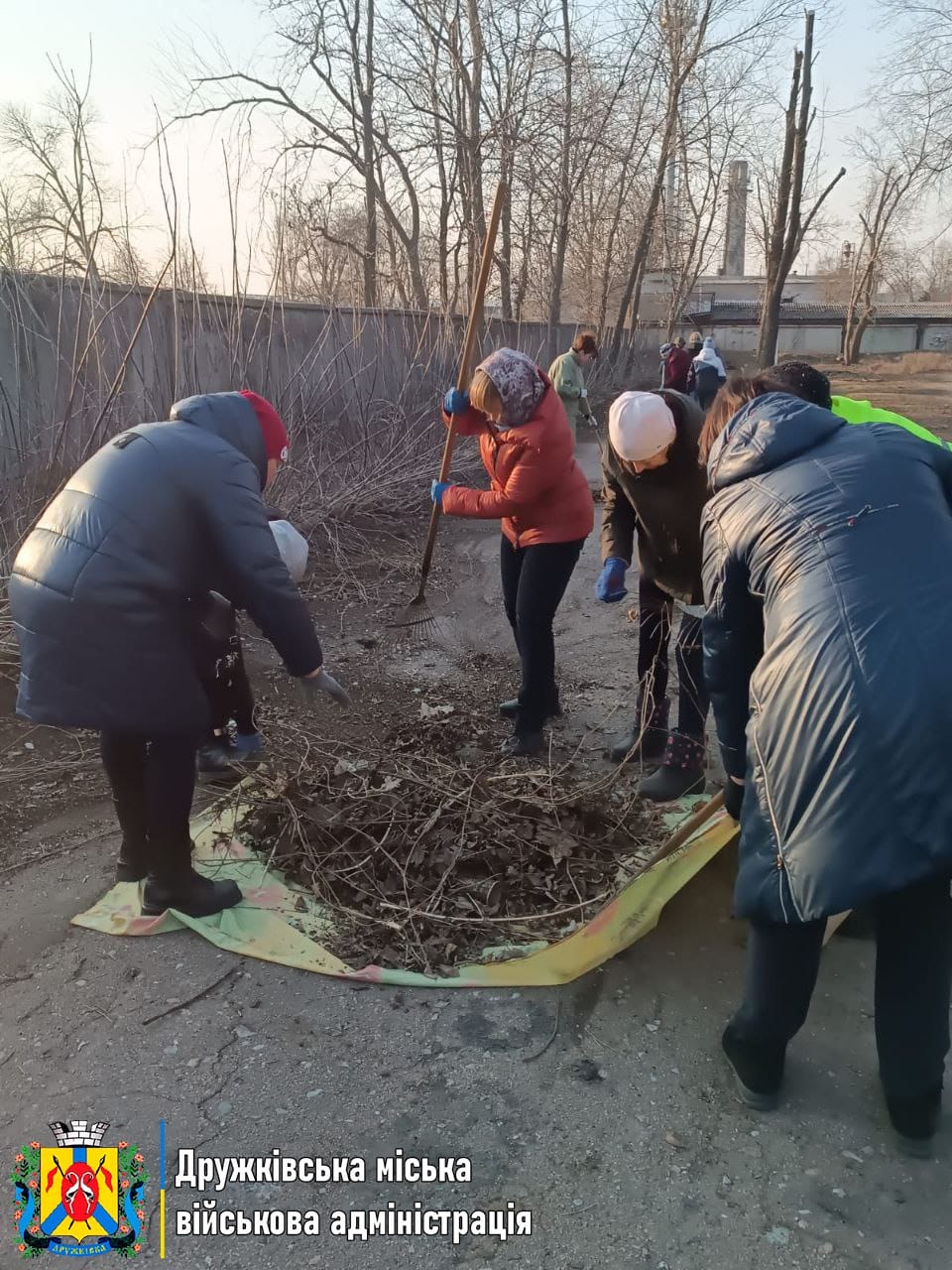 Дружківчани допомагають комунальникам з весняним благоустроєм громади (фото)