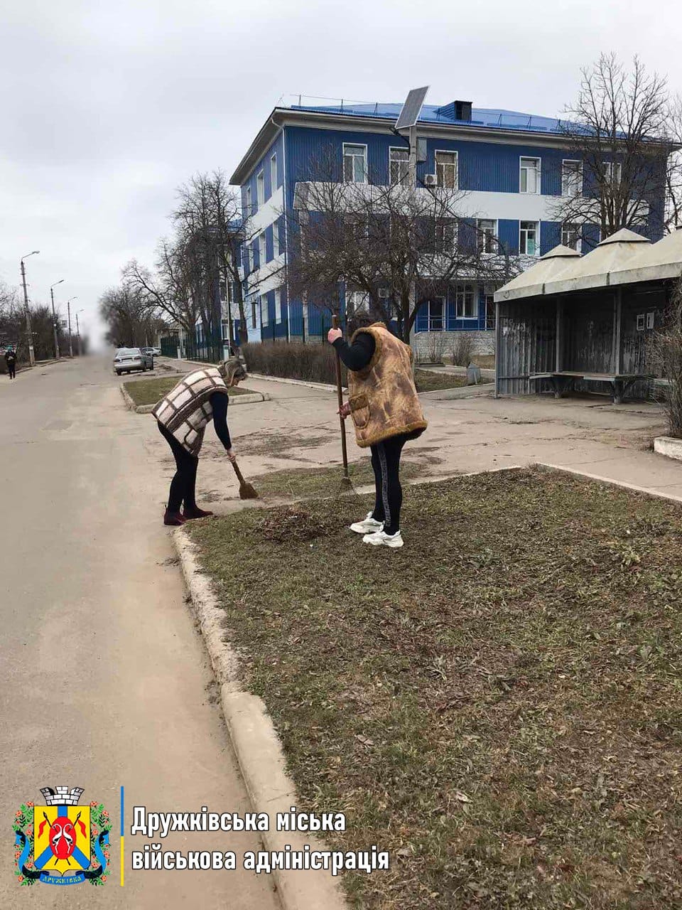 Дружківчани допомагають комунальникам з весняним благоустроєм громади (фото)