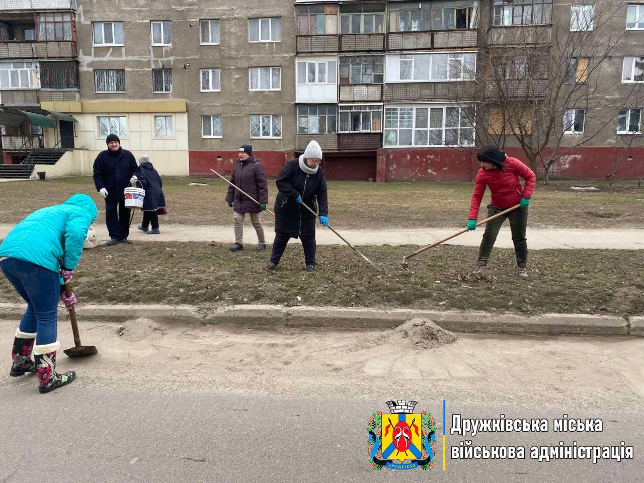 Дружківчани допомагають комунальникам з весняним благоустроєм громади (фото)