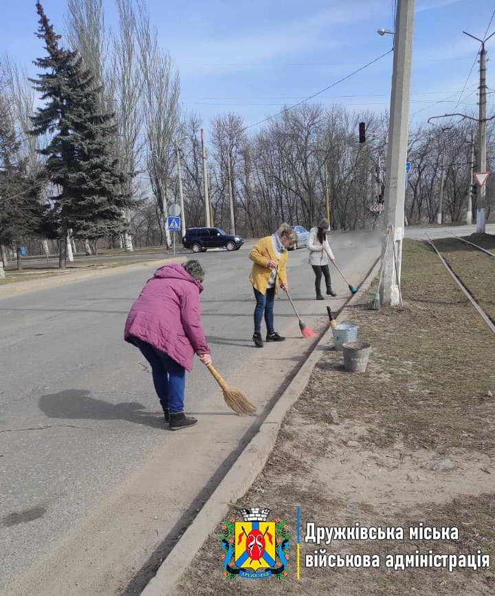 Дружківчани допомагають комунальникам з весняним благоустроєм громади (фото)