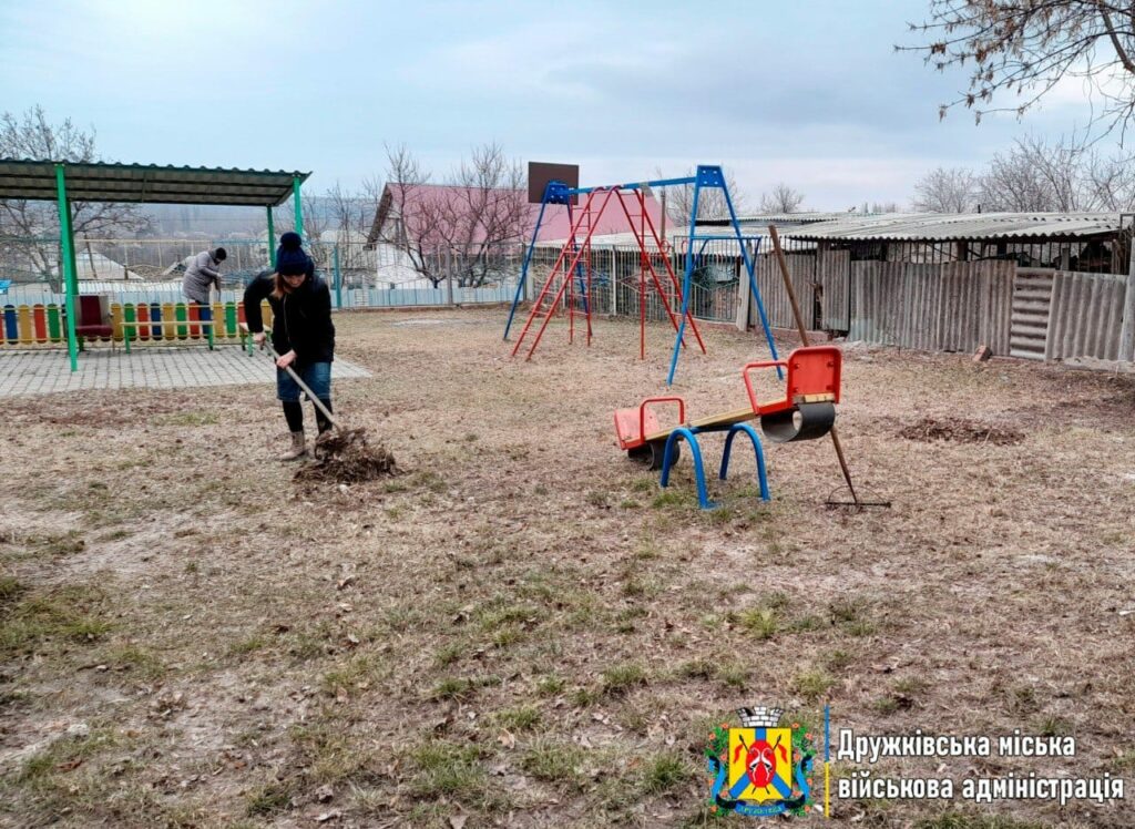 Дружківчани допомагають комунальникам з весняним благоустроєм громади (фото)