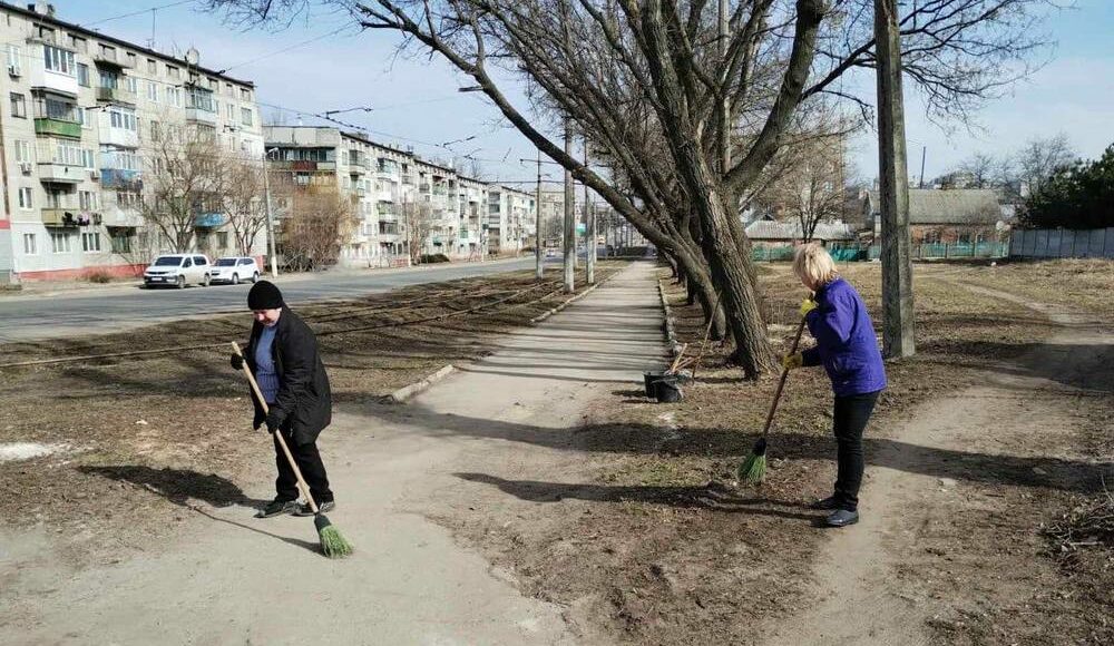 Дружківчани допомагають комунальникам з весняним благоустроєм громади (фото)