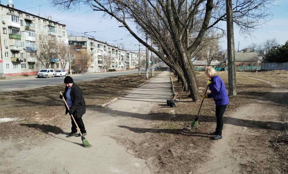 Дружківчани допомагають комунальникам з весняним благоустроєм громади (фото)