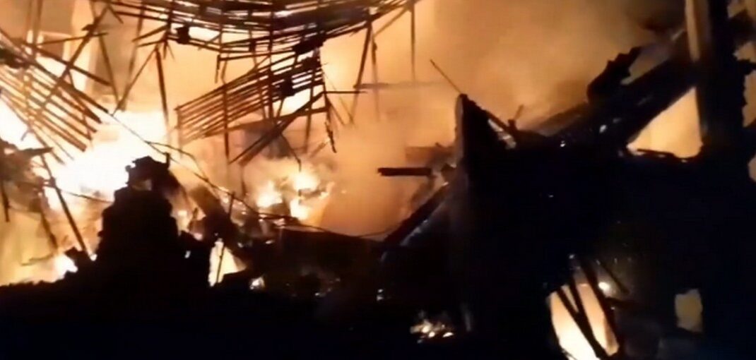 У Костянтинівці після обстрілу виникла пожежа у двоповерховій будівлі закладу охорони здоров'я, врятовано чоловіка (відео)