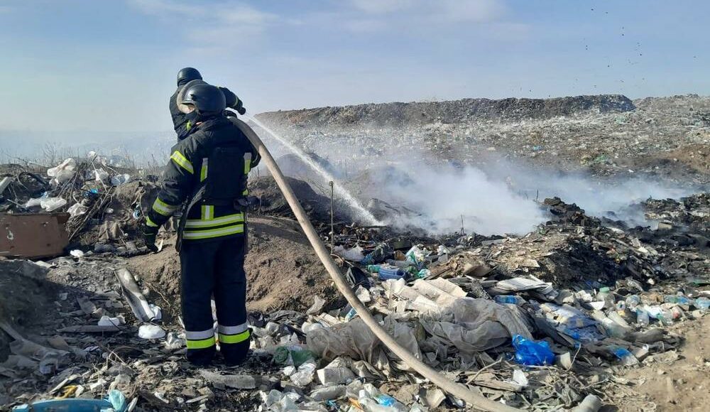 В Константиновке ликвидировали пожар на полигоне твердых бытовых отходов