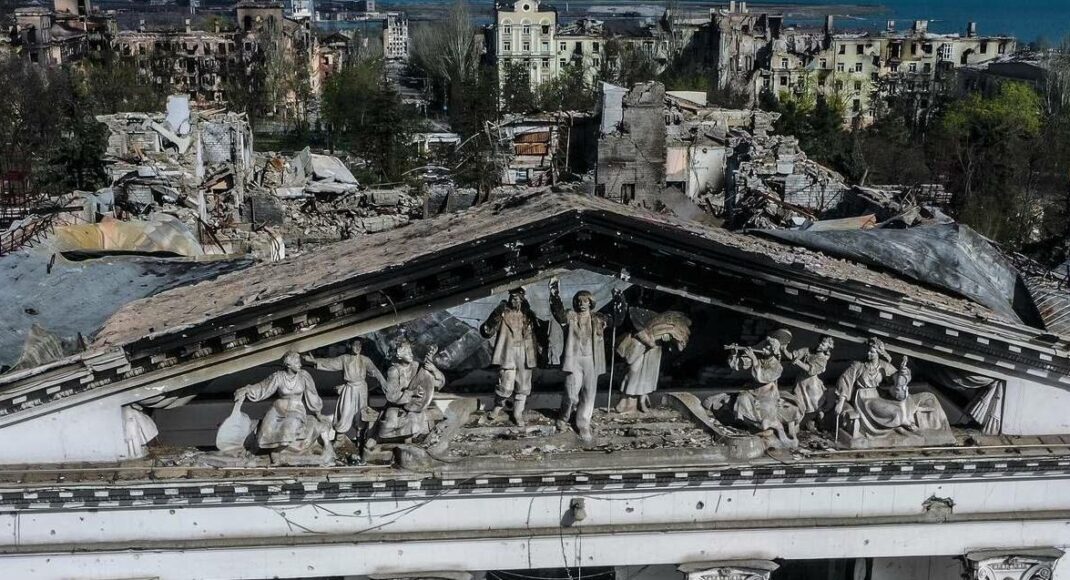 Захватчики уничтожили все статуи Мариупольского театра, — горсовет