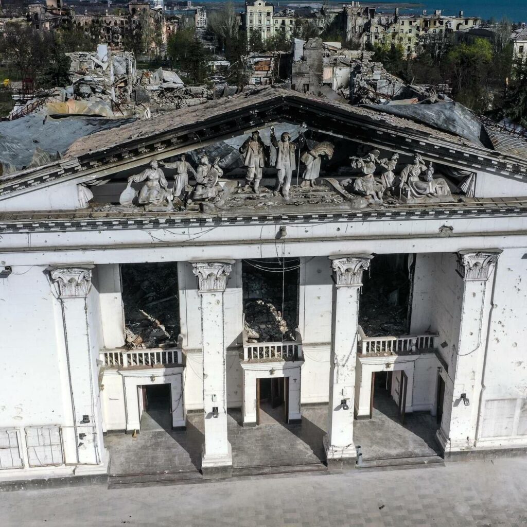 Загарбники знищили усі статуї Маріупольського театру, — міськрада