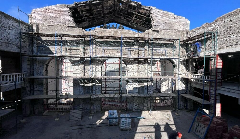 Міськрада показала, як виглядає зруйнований ворогом Маріупольський драмтеатр в окупації (фото)