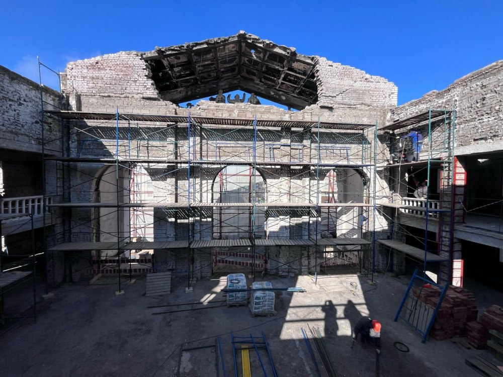 Міськрада показала, як виглядає зруйнований ворогом Маріупольський драмтеатр в окупації (фото)