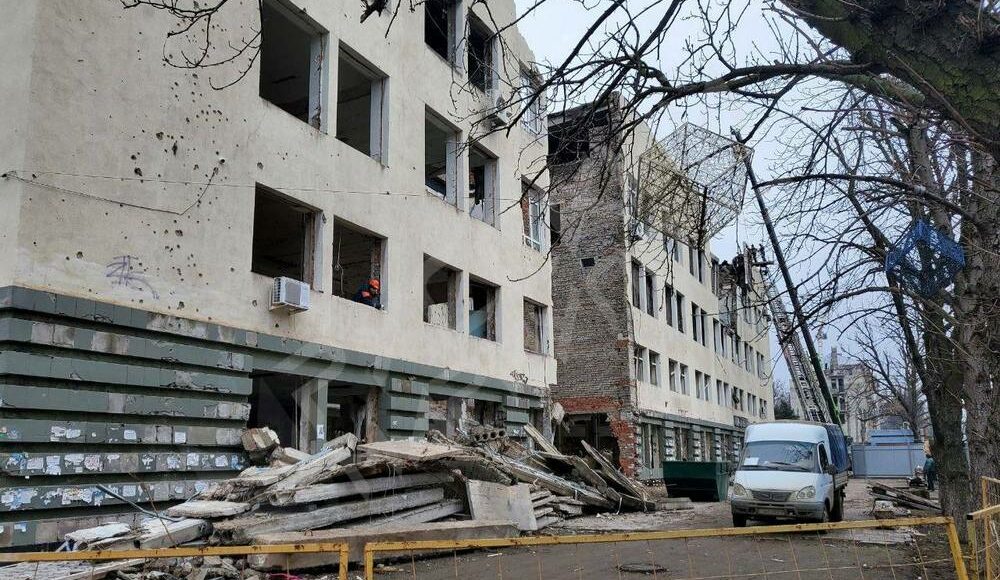 В окупованому Маріуполі загарбники продовжують демонтаж "Будинку зв'язку" (фото)