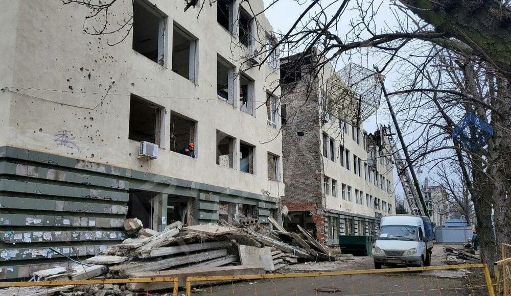 В оккупированном Мариуполе захватчики продолжают демонтаж "Дома связи" (фото)