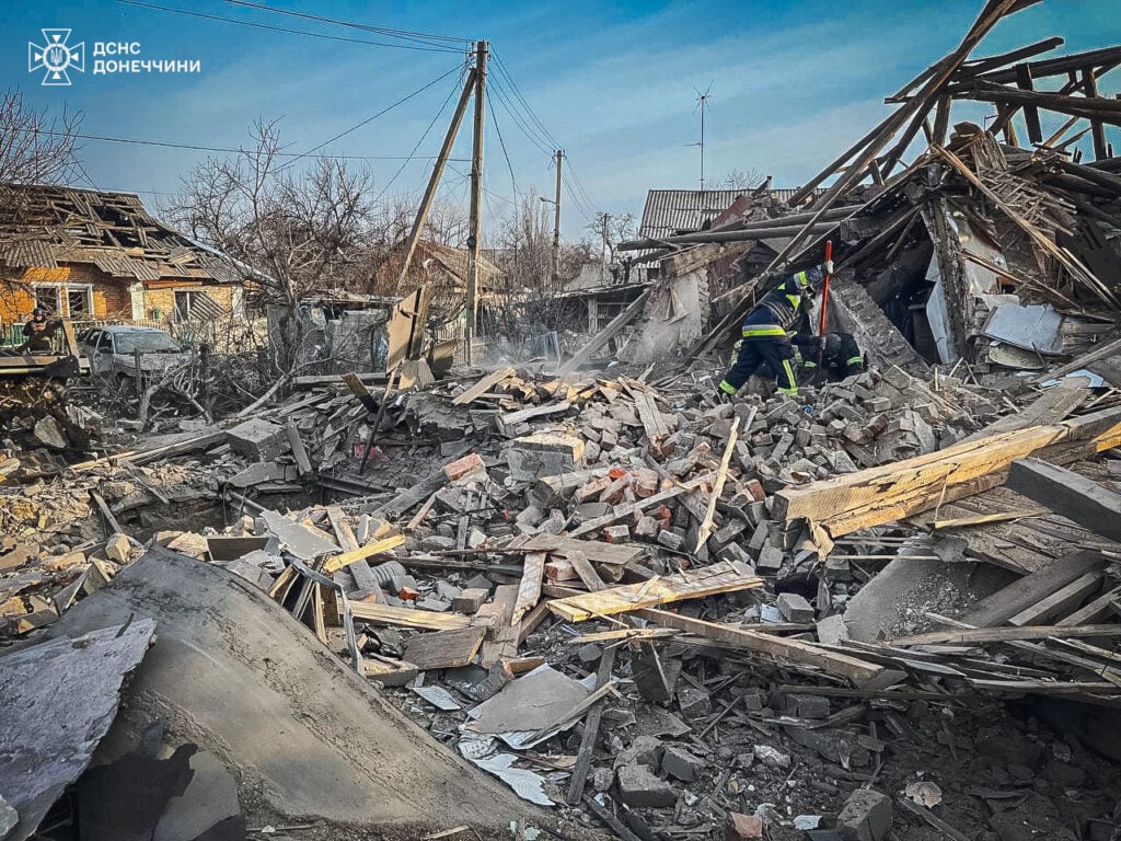 У Новогродівці на місці авіаудару рятувальники вилучили тіла двох загиблих осіб (відео)