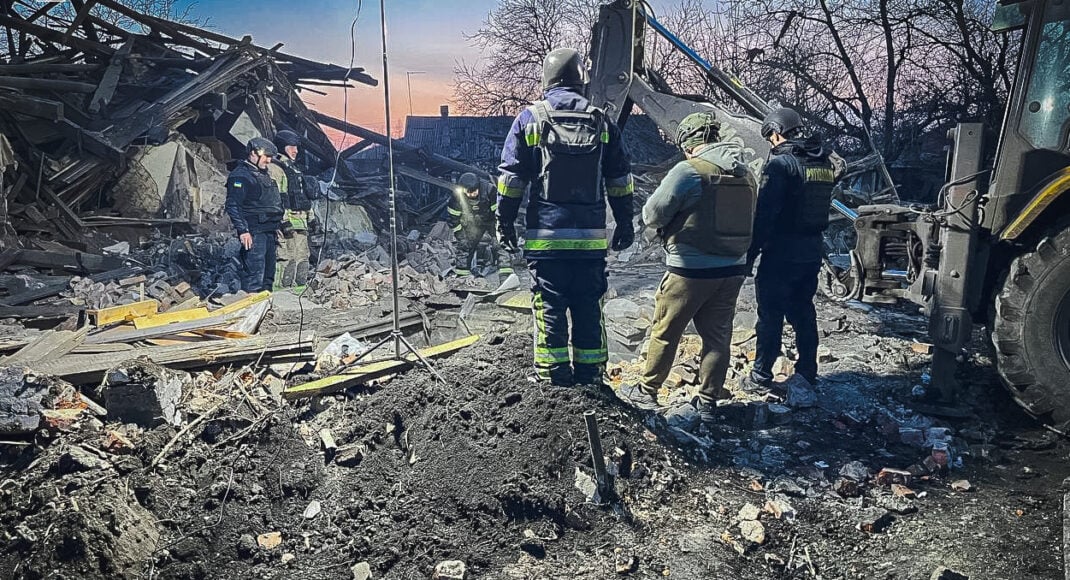 В Новогродовке на месте авиаудара спасатели изъяли тела двух погибших лиц (видео)