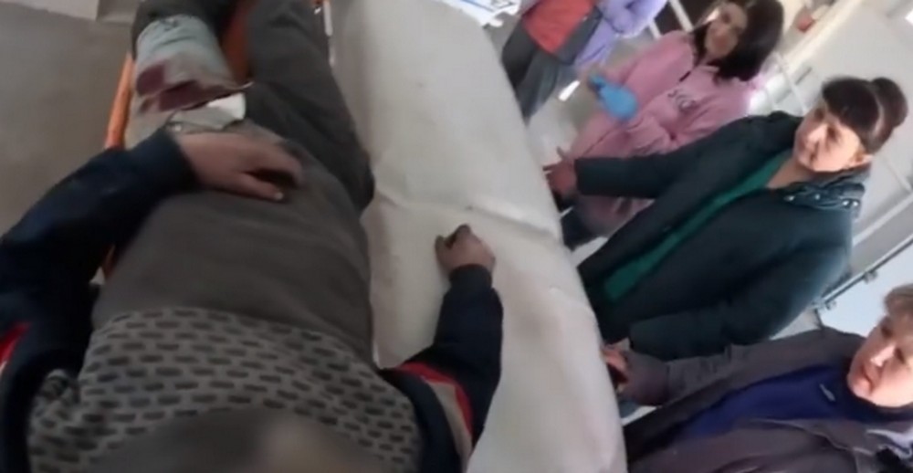 Спасатели транспортировали раненого в результате обстрела Бахмутского района мужчину в Константиновку (видео)