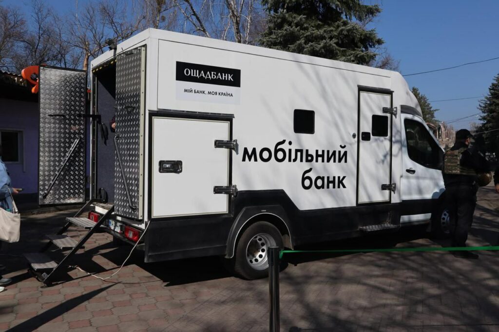 На Донеччині відкрили оновлене мобільне відділення Ощадбанку (фото)
