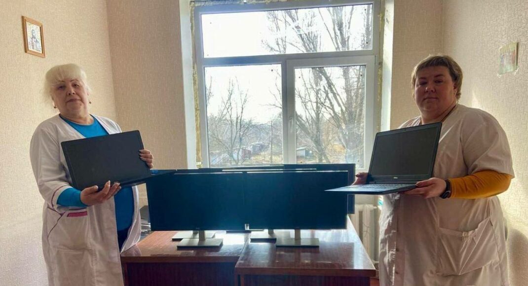У Покровську за підтримки благодійників медики отримали сучасну компʼютерну техніку (фото)