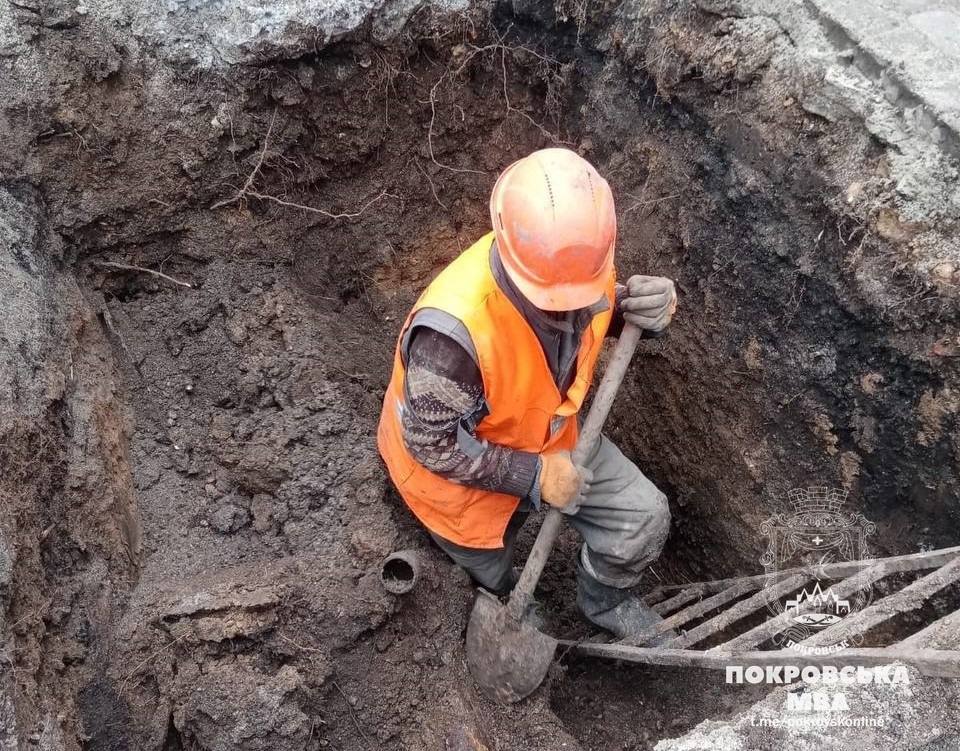 У Покровську відновлюють комунікації водопостачання (фото)
