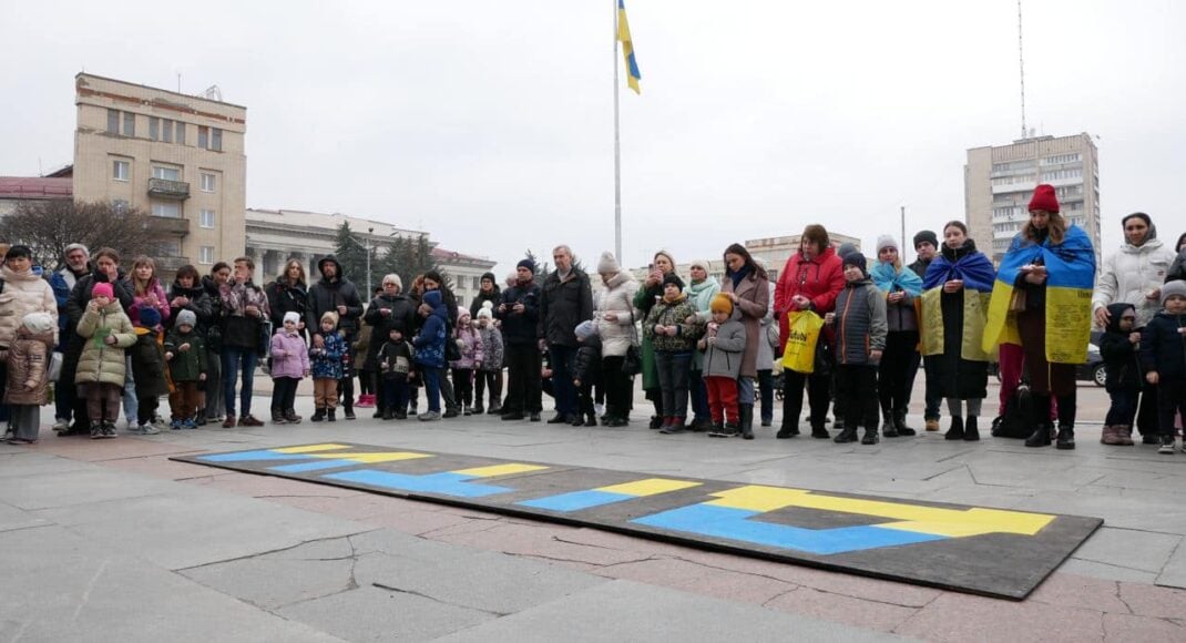 В Житомире почтили память погибших во время авиаудара по Мариупольскому драмтеатру