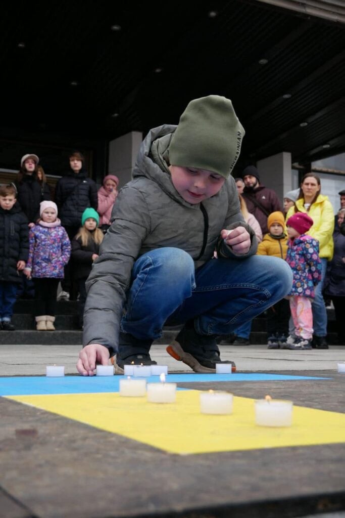 Житомир, вшанування жертв у драмтеатрі Маріуполя