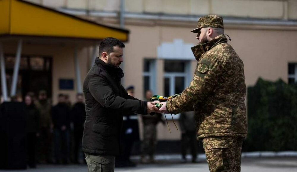 Зеленський нагородив почесною відзнакою "За мужність та відвагу" бригаду НГУ "Буревій", що боронить Луганщину