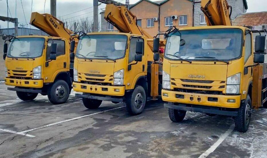 Енергетики Донеччини отримали три автопідйомники для ремонту мереж після обстрілів