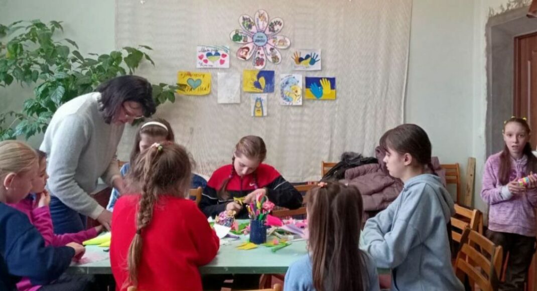 На Днепропетровщине дети из Торецкой громады изготовляли цветы (фото)
