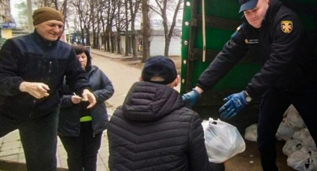 Луганські рятувальники доправили до пункту видачі у Харкові 9 тонн провізії для переселенців