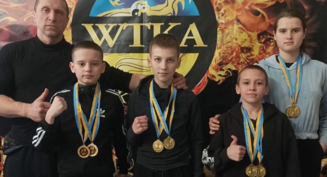 Кикбоксеры из Мирнограда одержали 8 побед в чемпионате в Днепре