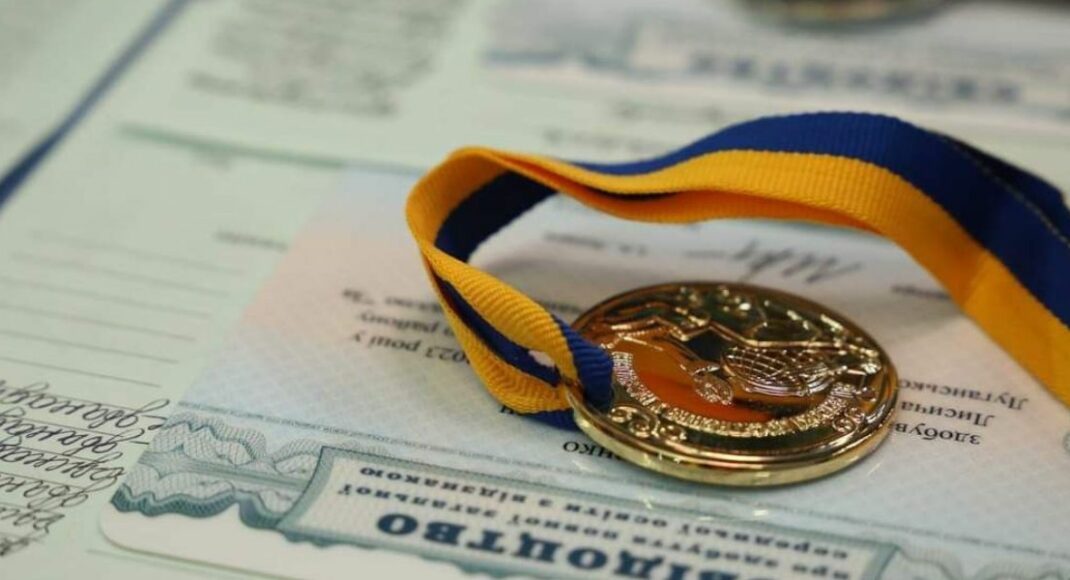 В этом году 320 учеников Луганщины окончат школу с отличием