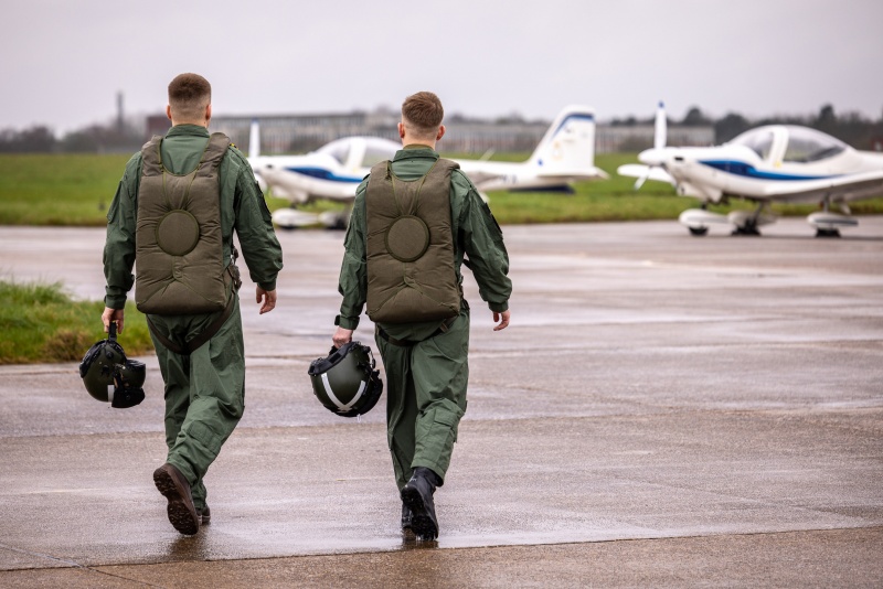 У Британії показали світлини перших пілотів-випускників F-16 Збройних сил України