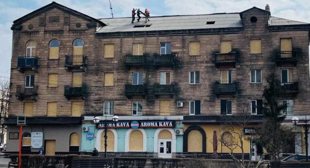 В Покровске восстановили кровли поврежденных домов возле центральной площади