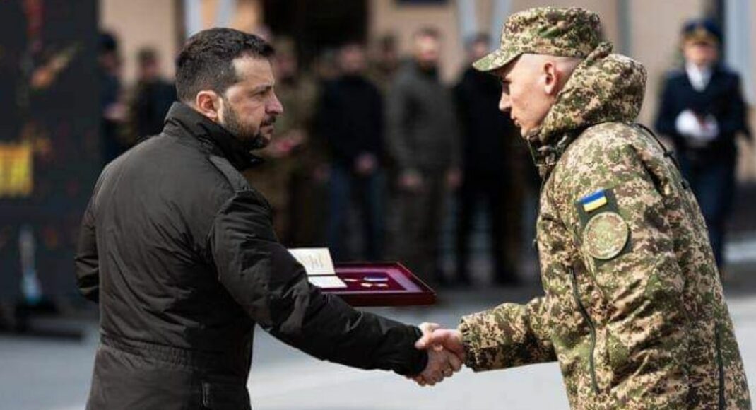 Нацгвардеец из Северодонецка получил орден "Золотая Звезда" из рук президента Зеленского (фото)