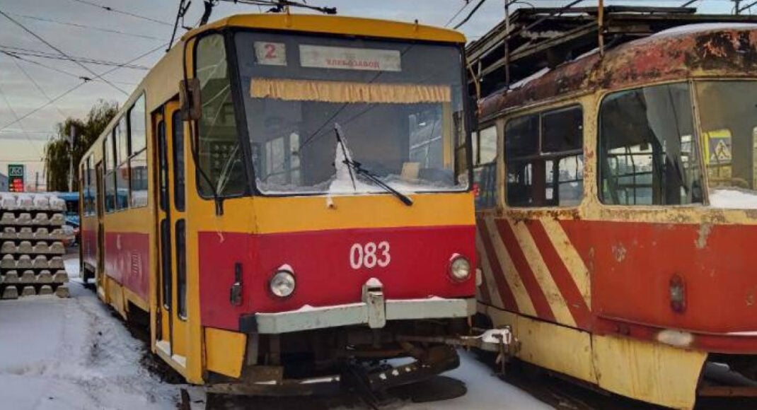 В окупований Маріуполь звозять застарілі російські трамваї, бо власний парк міста росіяни знищили