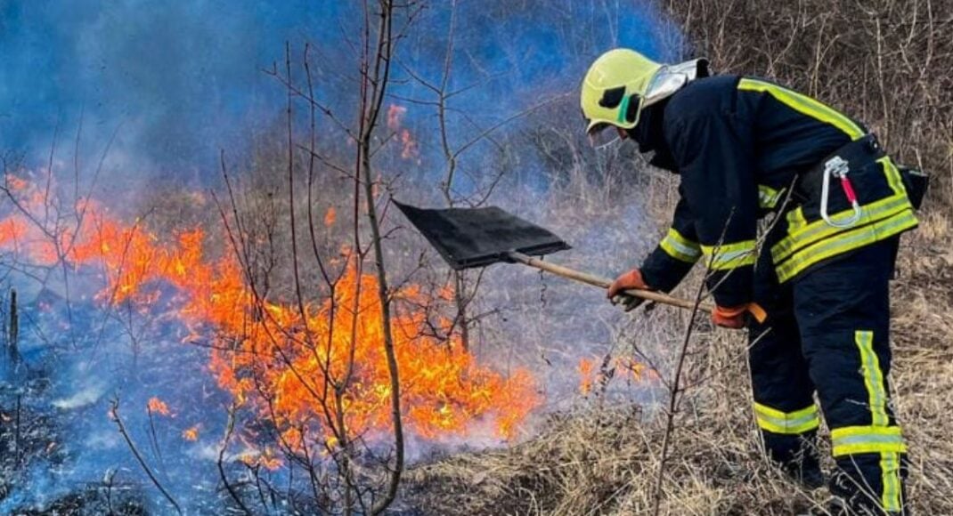 Вогнеборці Луганщини п'ять разів виїжджали на гасіння сухої трави на Харківщині
