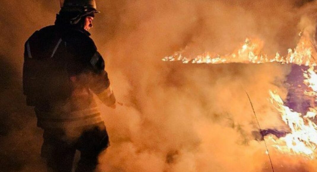 Спасатели c Луганщины потушили пожар на открытой территории в Харьковской области (фото)