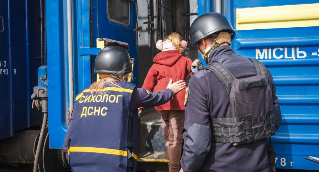 Из Донецкой области эвакуировали еще 16 детей