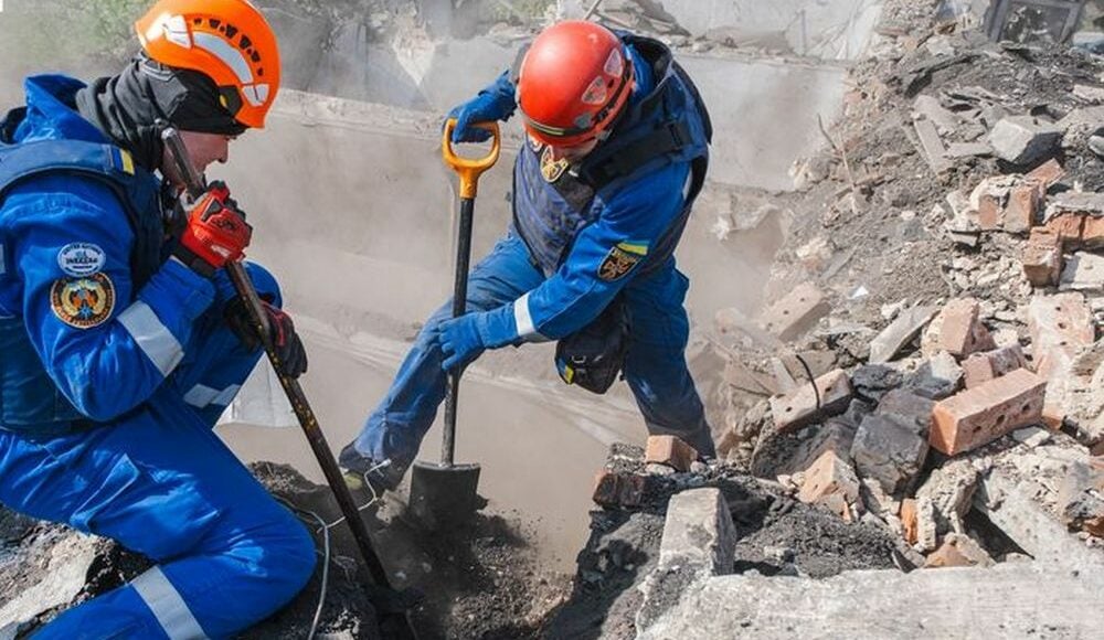 В Доброполье спасатели продолжают демонтажные работы на месте вражеского обстрела пятиэтажки (фото)
