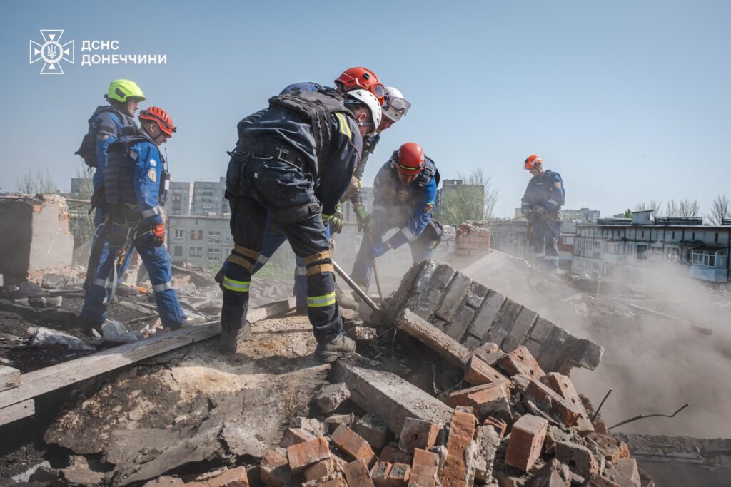У Добропіллі рятувальники продовжують демонтажні роботи на місці ворожого обстрілу (фото)
