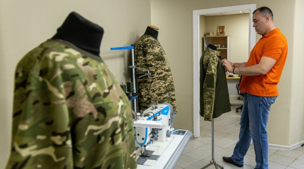 Предприниматель из Доброполья наладил изготовление военной формы в Киеве