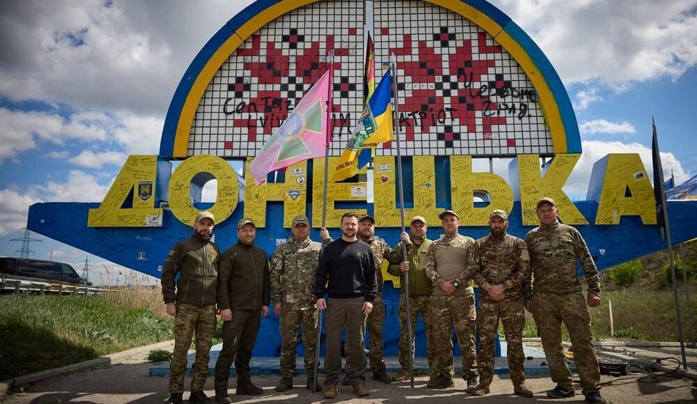 Зеленский оставил свою памятную подпись на стеле Донетчины (фото)