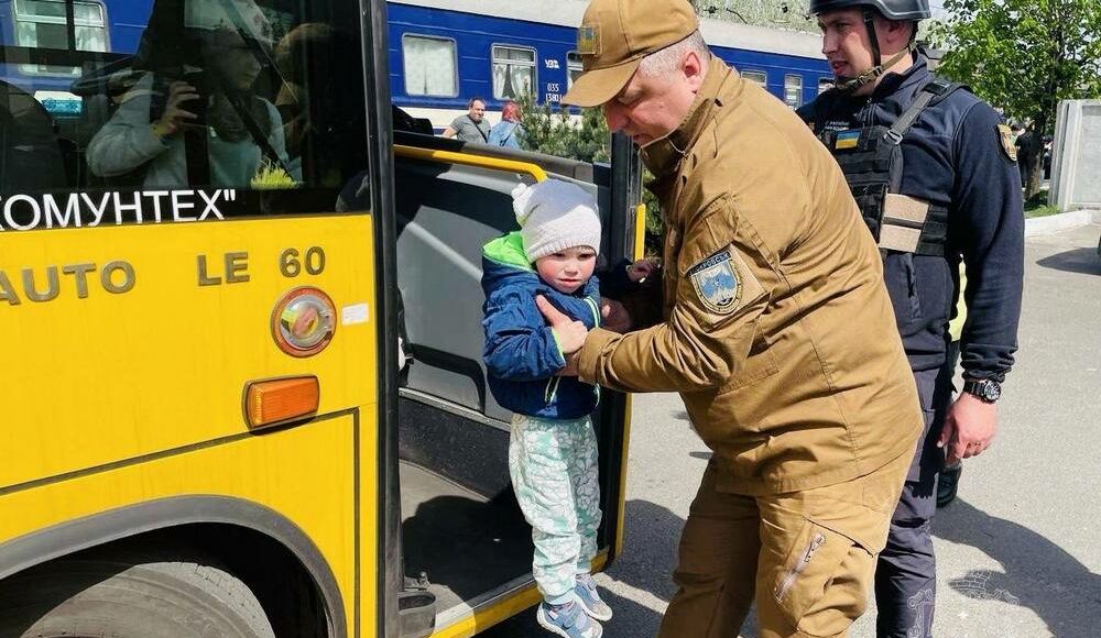 Из Донецкой области эвакуировали еще 12 детей