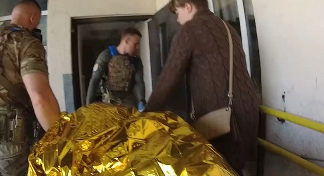 Из Очеретино в Донецкой области спасатели транспортировали двух раненых (видео)